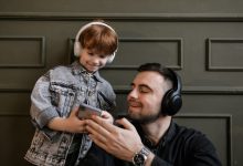 How-to-use-wireless-headphones