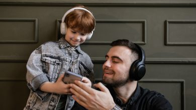 How-to-use-wireless-headphones